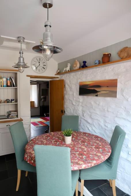 Cosy Thatched Sleeps 6 Near Portscatho! Holiday home *