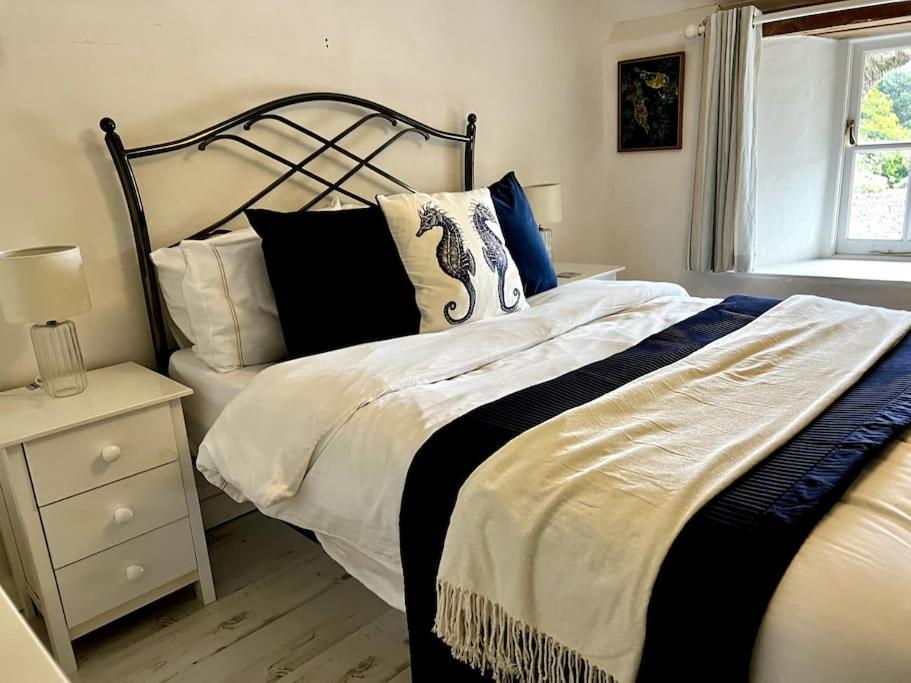 Cosy Thatched Sleeps 6 Near Portscatho! Holiday home