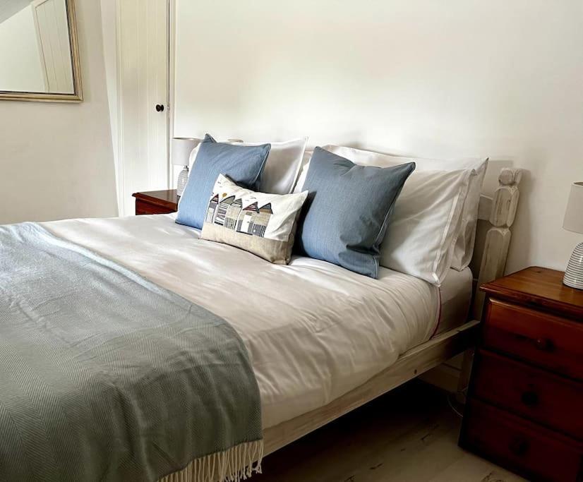 Holiday home Cosy Thatched Sleeps 6 Near Portscatho!