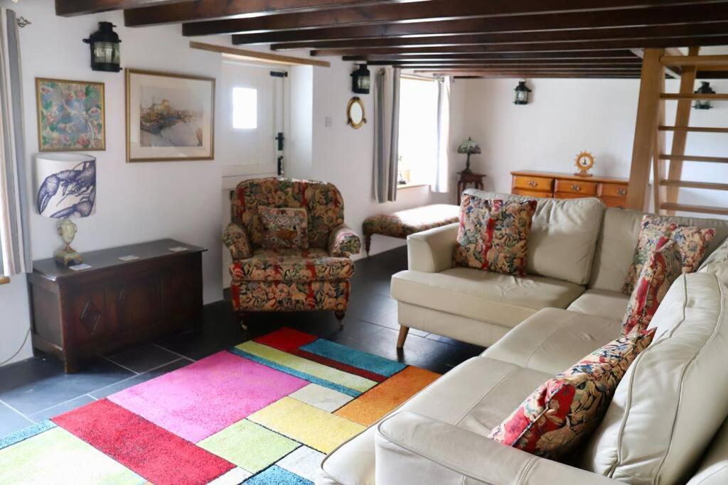 Cosy Thatched Sleeps 6 Near Portscatho! Holiday home *